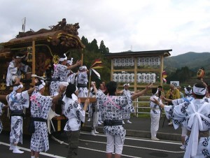 【本祭】繁栄を祈念した手打ちの様子